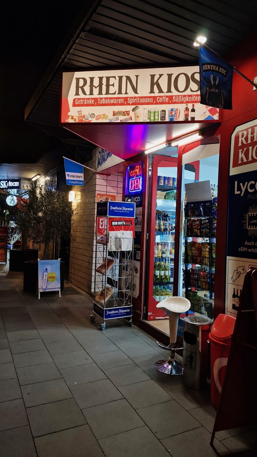 Rhein Kiosk Außenansicht bei Nacht